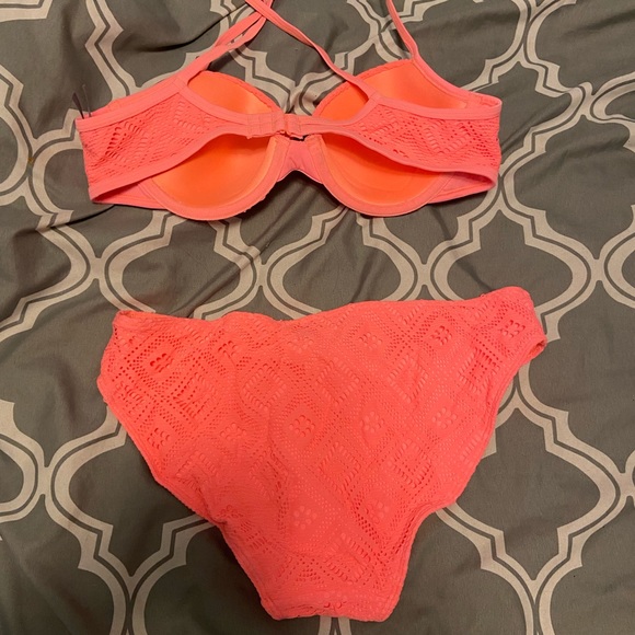Coral Aerie bikini. Bottoms are a large. Top is 36B - Picture 2 of 3